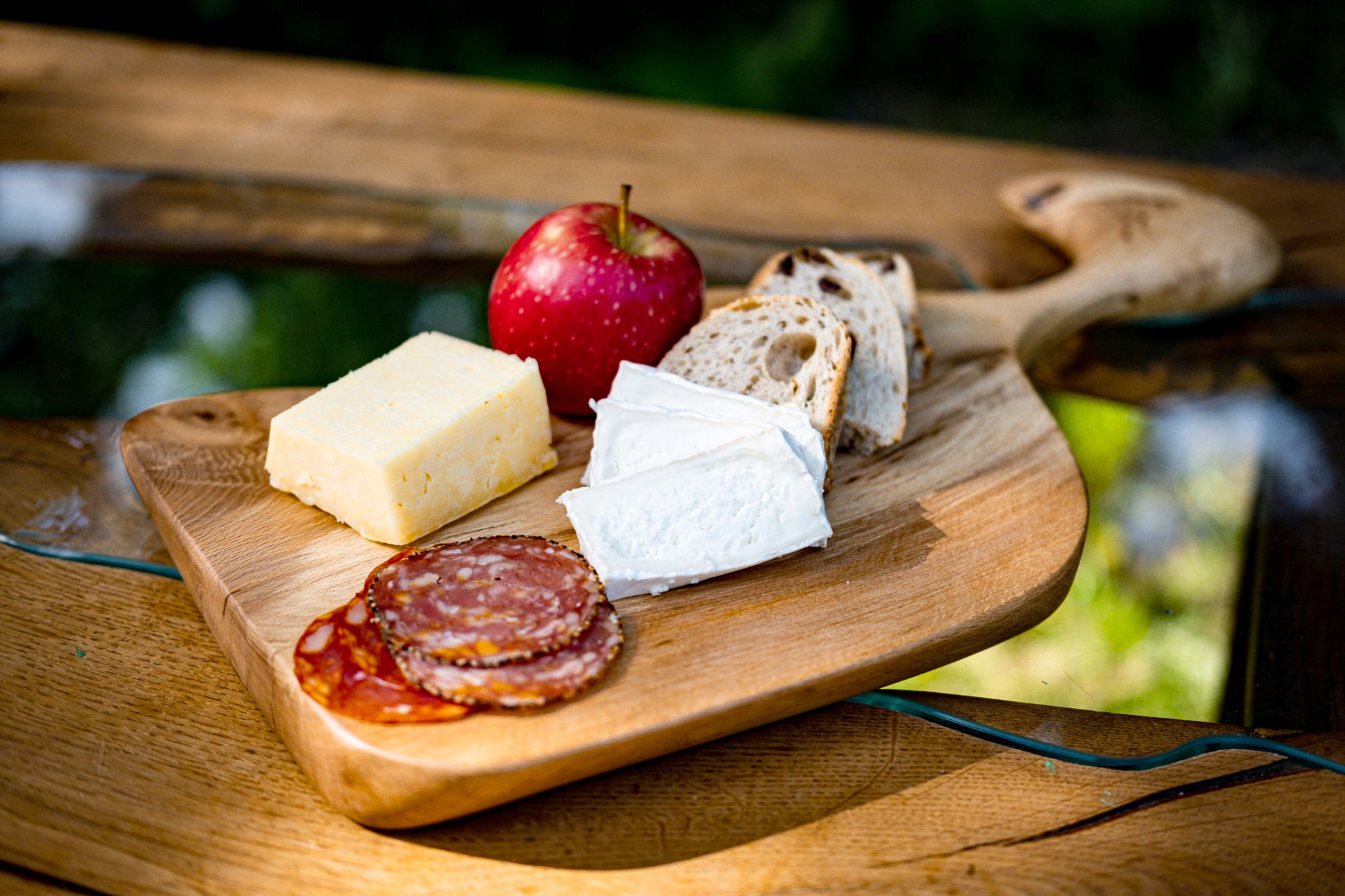 Live Edge Creations presents, L’Oiseau, an exquisite deli tray meets at the intersection of functionality and artistic enchantment. With elegant curves, L'Oiseau is your ticket to elevating your dining experience. Whether you're playing host to guests, savouring a leisurely meal, or in search of a striking addition to your kitchen's aesthetics, L'Oiseau promises to be a captivating addition.