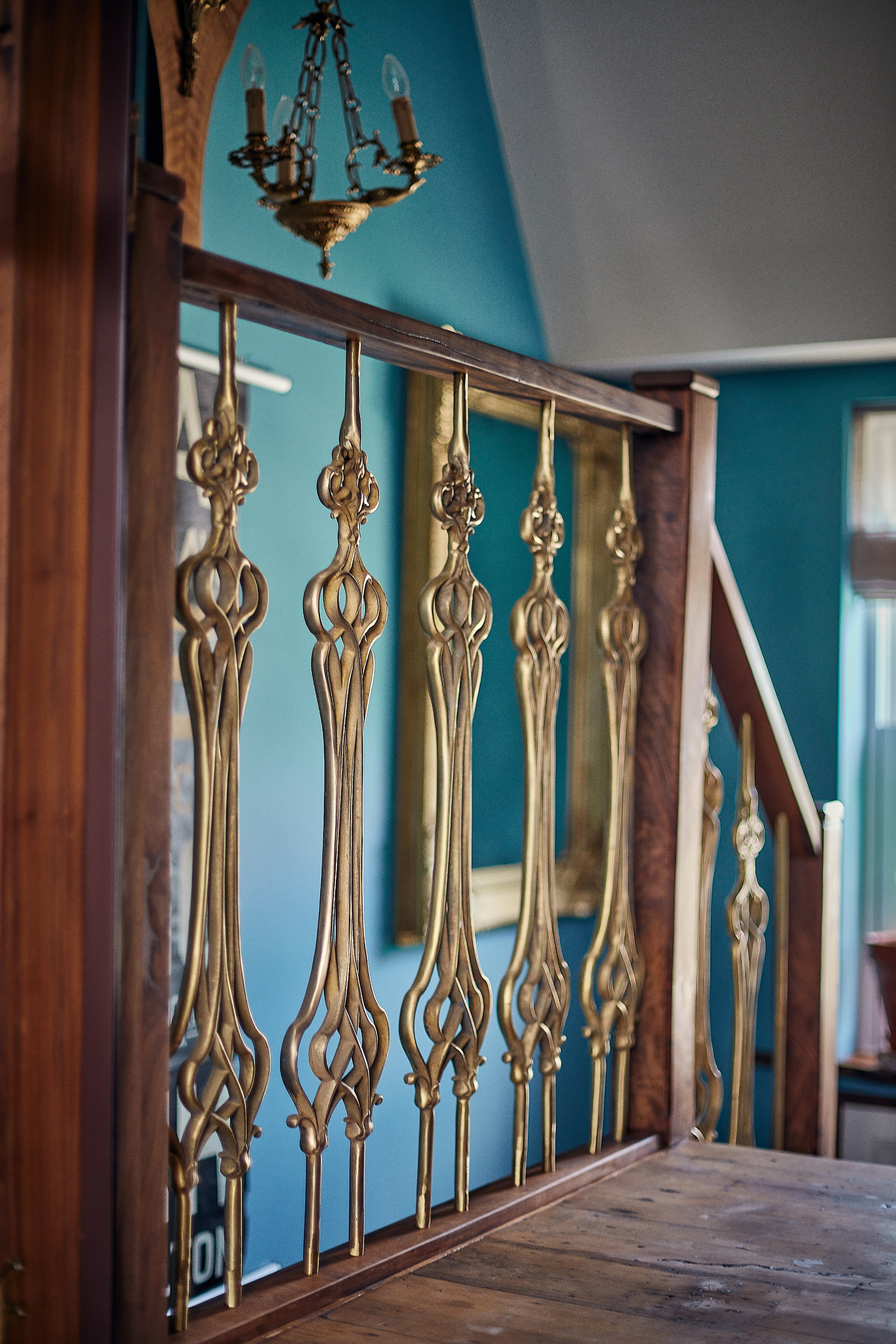 Live Edge Black Walnut Staircase - A Stunning Blend of Natural Beauty and Artistic Craftsmanship. A unique handrail made in high quality black walnut wood, accompanying prefectly fitted staircase.