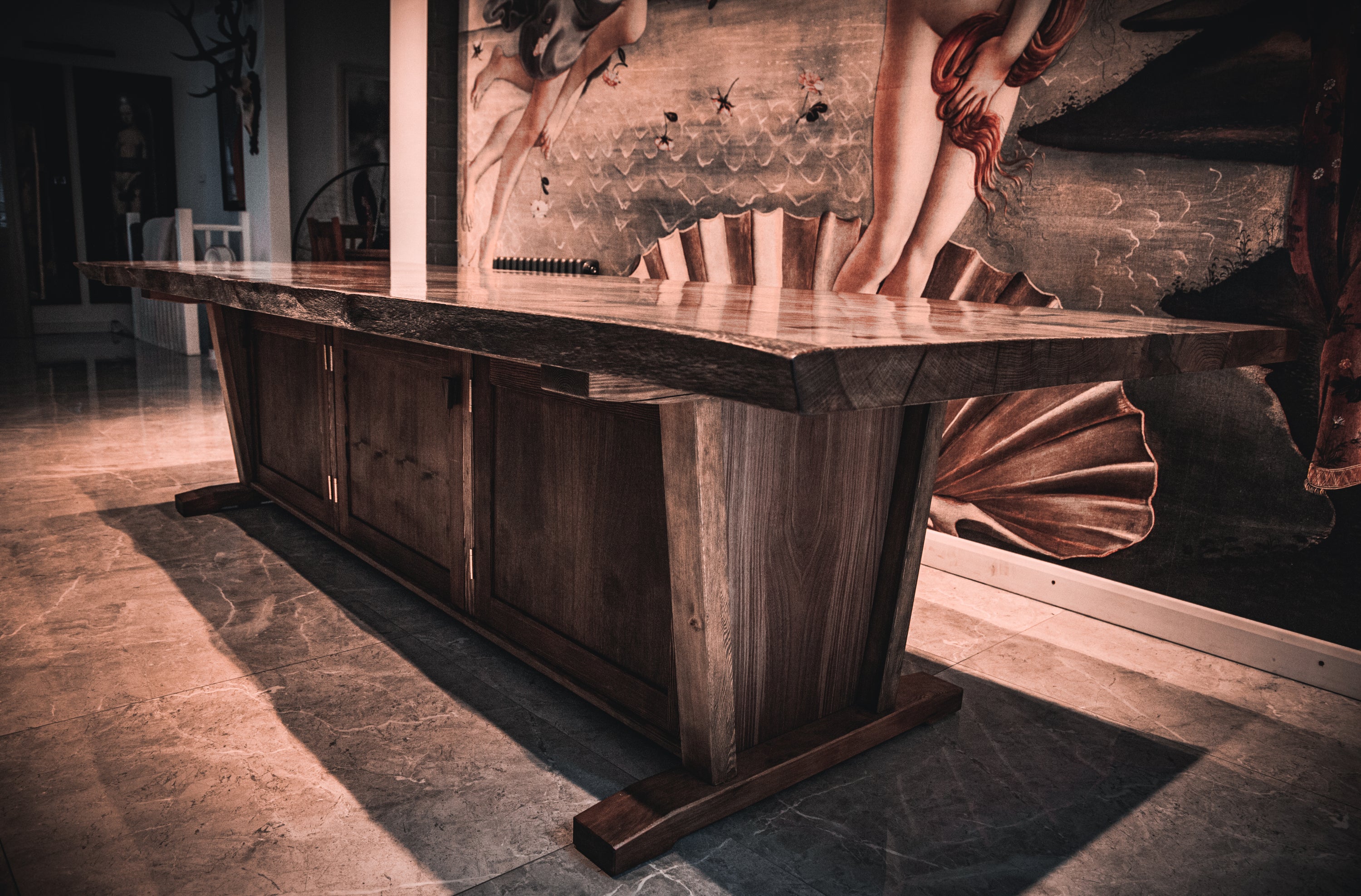 Enhance your living space your by adding a grand live edge table, featuring a unique wood slab and enduring sturdiness. Immerse yourself in the grandeur of Live Edge Creations with this exceptional dining table, meticulously crafted from the finest high-quality black walnut wood. This striking handmade masterpiece highlights live edge accents, capturing attention with its distinctive exquisite grain patterns.