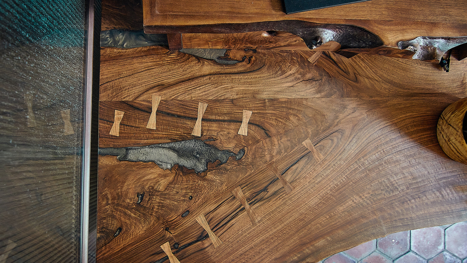 Revitalize your living space by inviting nature indoors, transforming functional pieces into stunning focal points tailored to your taste. Behold a Live Edge dining table sculpted from a Black Walnut wooden slab, radiating elegance and charm through its untouched, raw edges. This stylish, artisanal dining table is meticulously handcrafted using high-quality wood, elevating your dining experience.