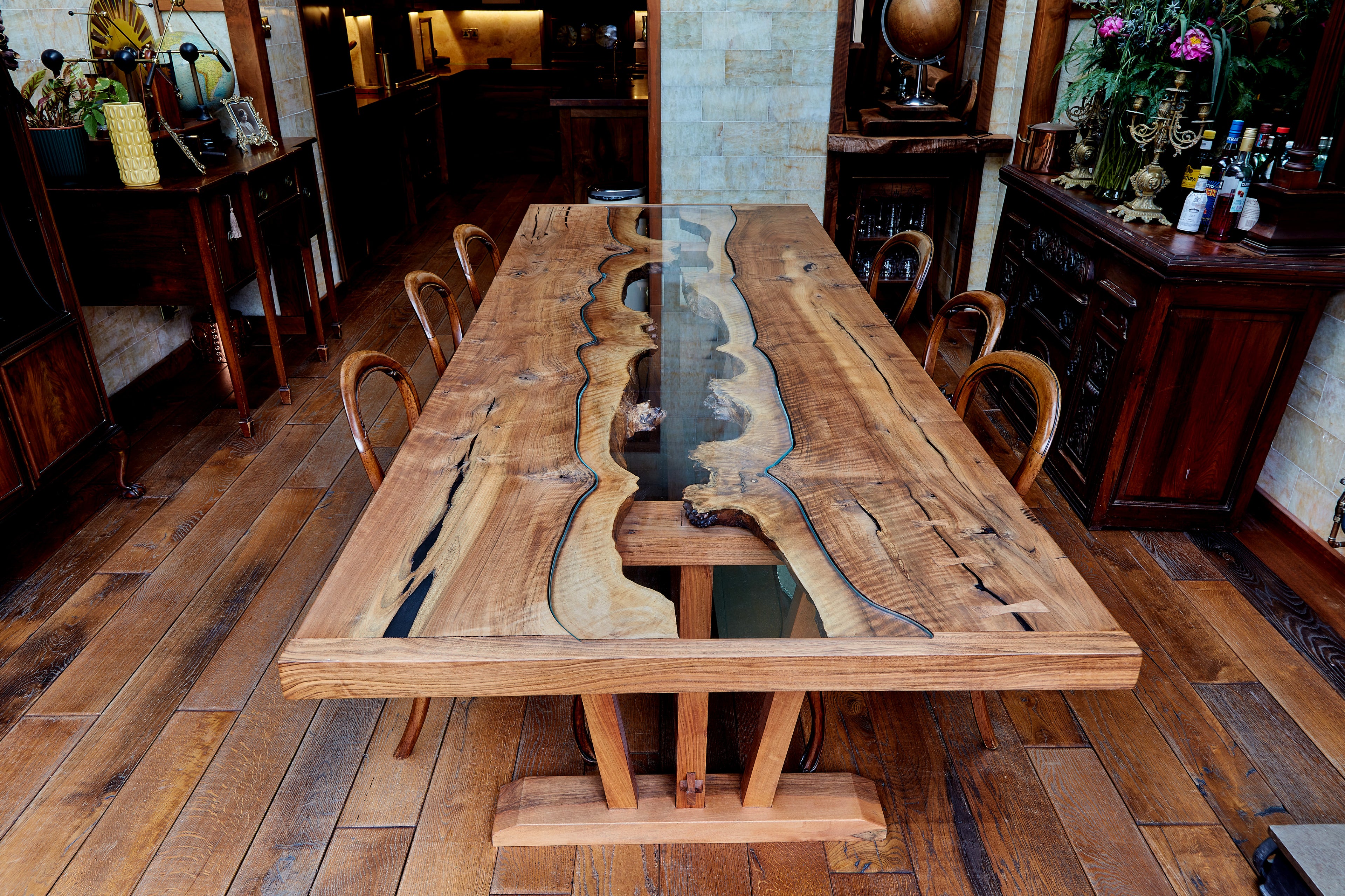 Introducing Live Edge Creations' exceptional Live Edge Dining Table, now gracing Matthew's house. This exquisite piece features a captivating glass centre that flows symmetrical, adding a stunning element to its design. Elevate your kitchen with this expansive live edge table, boasting a one-of-a-kind wood slab that exudes timeless elegance.